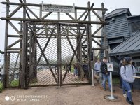 he: Jugendaustausch Eppingen Zichron Yaacov 2018 : Jugendaustausch Eppingen Zichron 2018 Gruppenbild Natzweiler Struthof Tor (s)